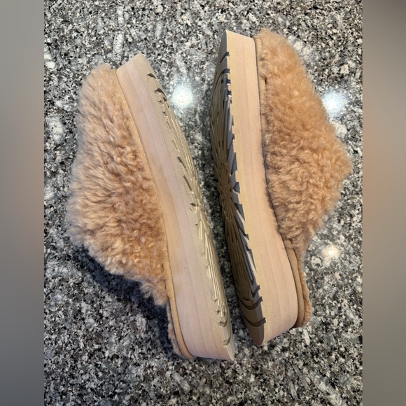 UGG Women's Maxi Curly Platform Slipper - Size 12 - Picture 3 of 4